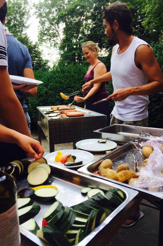 Grillen met deelnemers tijdens natuurkamp
