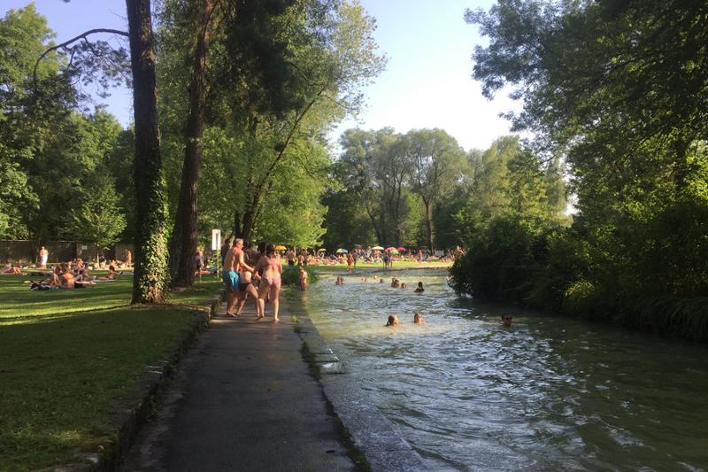 Zwemmen in een meertje in de zon tijdens natuurkamp