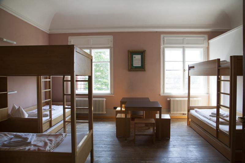 Slaapkamer voor meerdere personen tijdens natuurkamp