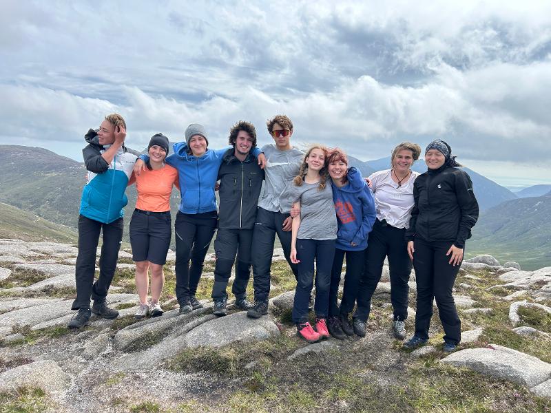 Foto boven op de berg met de groep op groepsreis Ierland