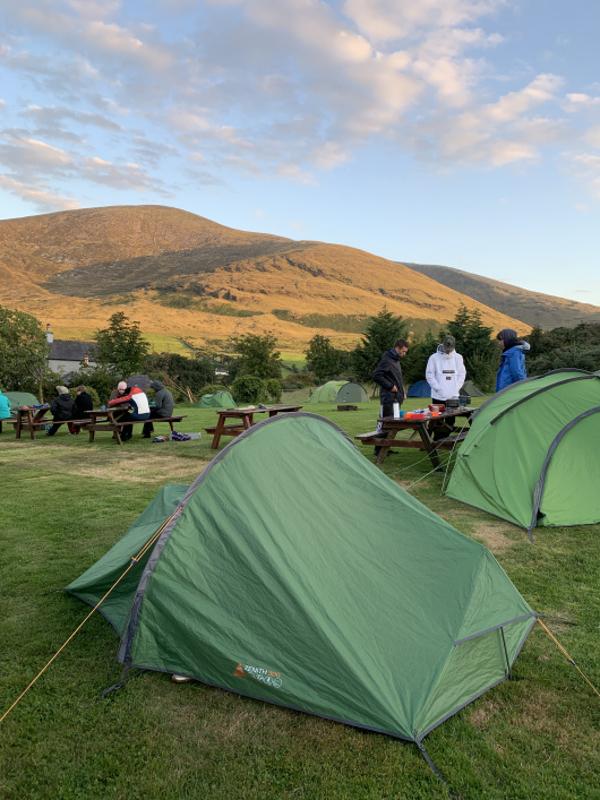 Kampeertent in de natuur van Ierland op groepsreis Ierland