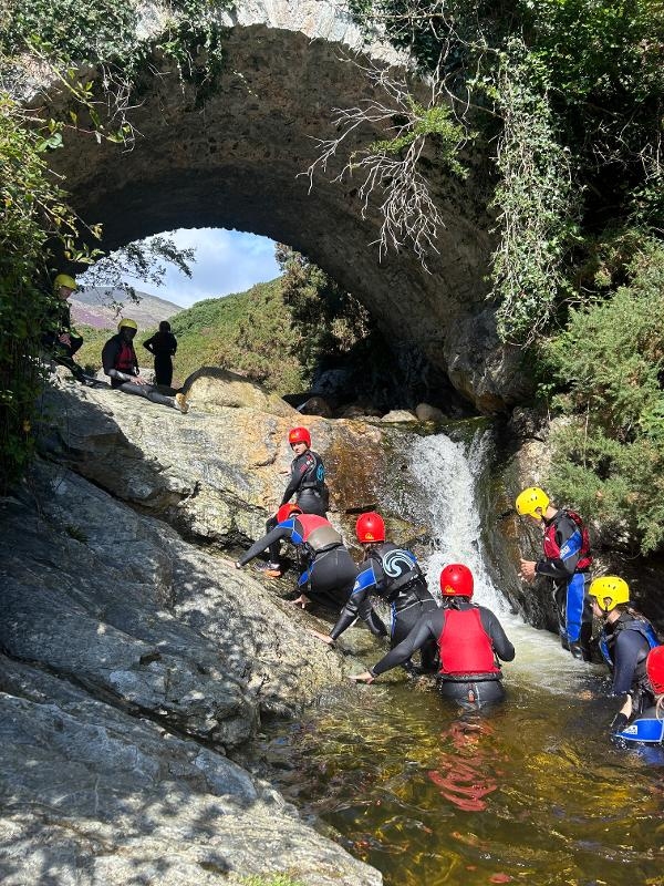 Canyoning als activiteit op een groepsreis Ierland