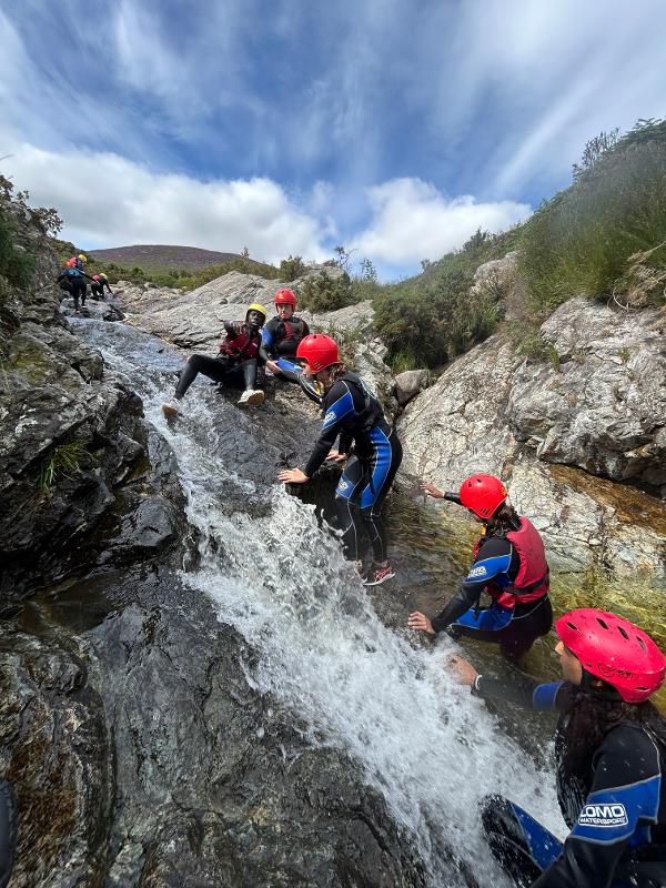 Ga met anderen op groepsreis Ierland canyoning