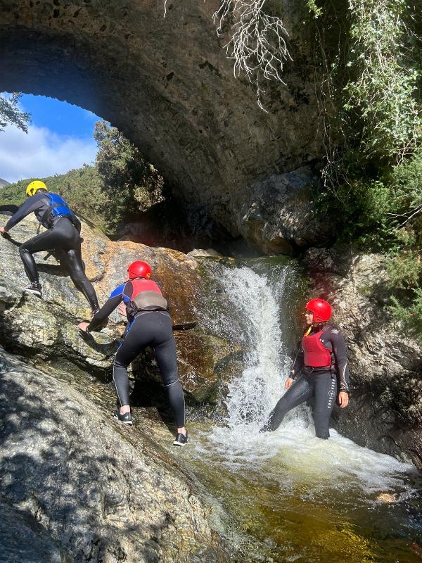 Neem deel aan een canyoning parcours tijdens een groepsreis Ierland