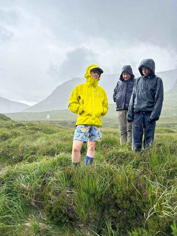 Deelnemers van een groepsreis Ierland in regenkleding op de foto