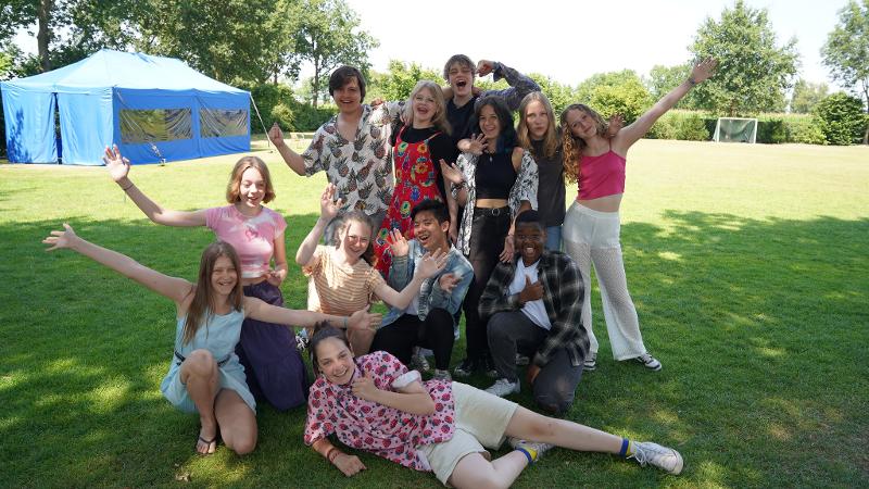 Groepsfoto buiten met poseren tijdens musicalkamp