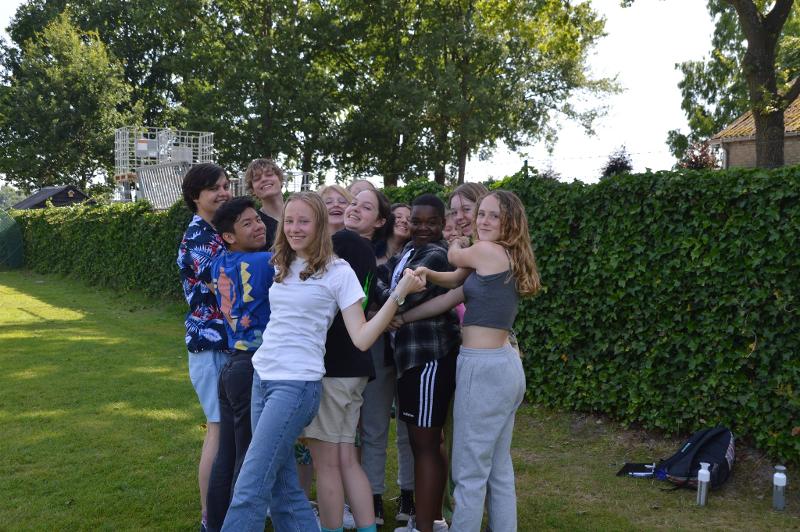 Groepsfoto buiten tijdens musicalkamp