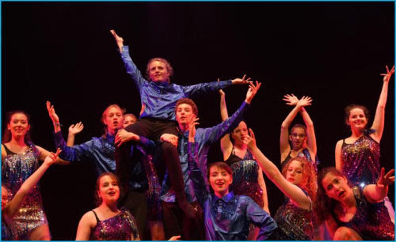Groepsfoto op podium tijdens musicalkamp