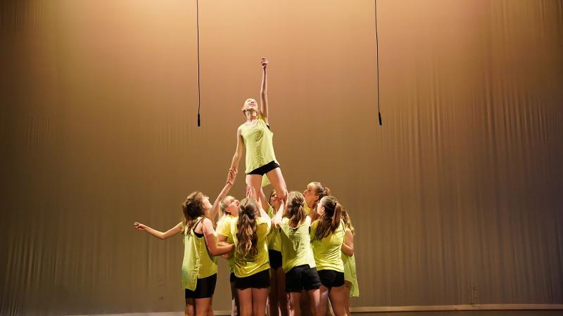 Leerlingen vormen toren tijdens musicalkamp