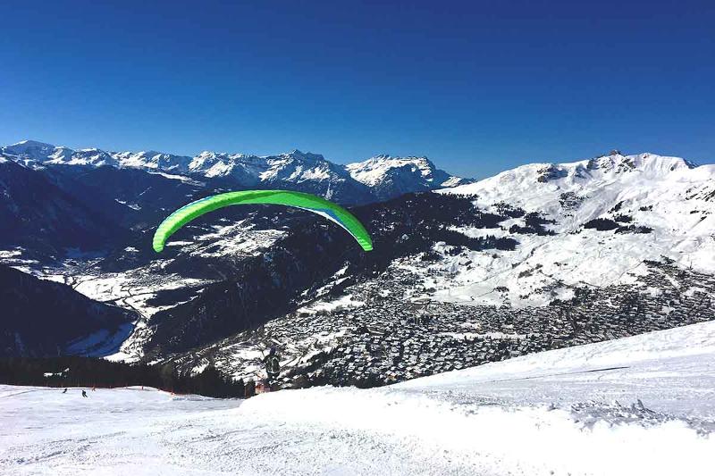 Persoon aan het paragliden tijdens de Skivakanties Jongeren