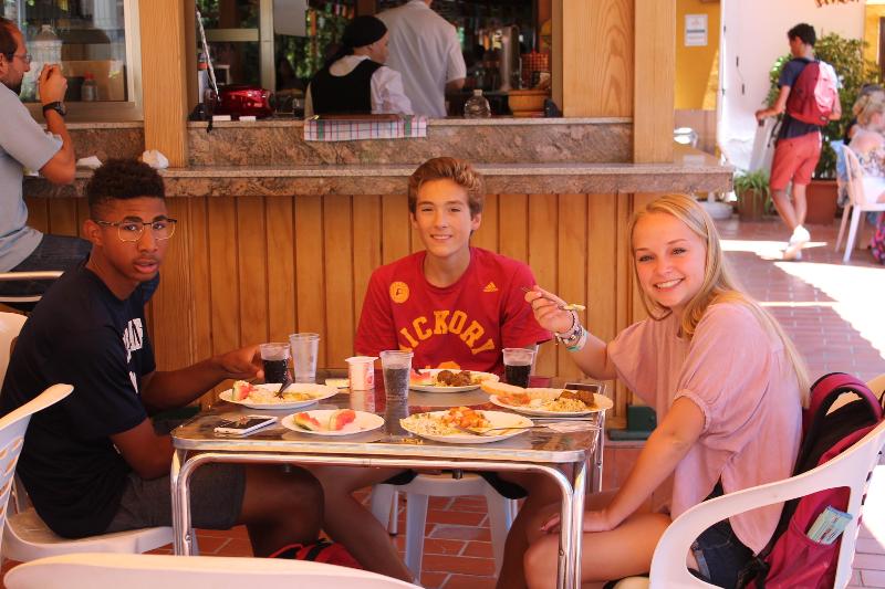 Een hapje eten met andere deelnemers van een Spaanse taalcursus Spanje