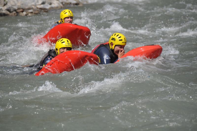 Een groep in het water tijdens een activiteit tijdens de groepsreis in juni.