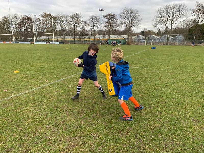 Kinderen spelen rugby tijdens de Rugbykampen