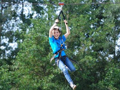 Jongen aan het tokkelen op avonturenkamp in Gelderland tijdens een vakantie voor jeugd