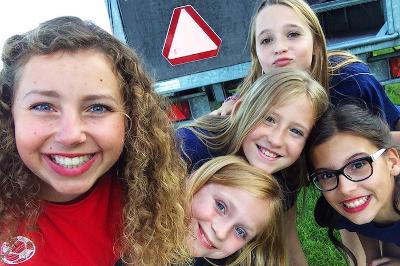 Meisjes nemen een selfie tijdens het girl camp in Drenthe