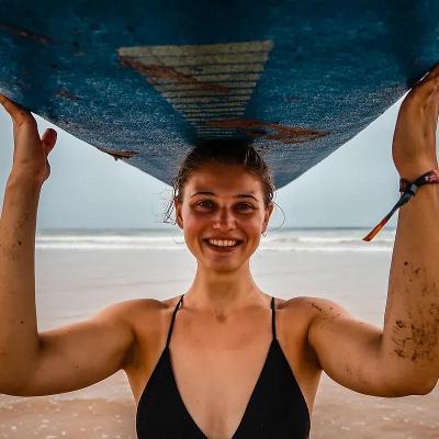 Meisjes gaan surfen in de zon op jongerenreis in Marokko.