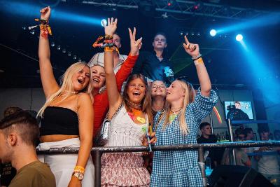 Meiden op een avond stappen met een groepsreis Spanje