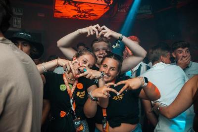 Jongeren op een feestje tijdens hun jongerenreis in Calella