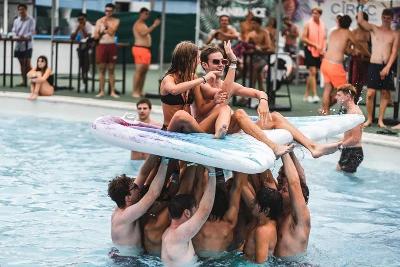 Poolparty tijdens een groepsreis Spanje