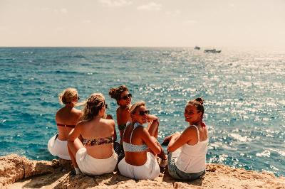 meiden op de rand bij het water met groepsreis Malta