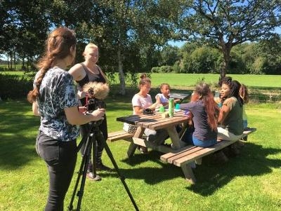 Meid filmt andere meiden op creakamp.