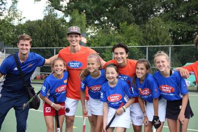 groepje deelnemers maakt foto met thomas briels op hockeykamp thomas briels amsterdam