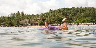 meis op surfboard tijdens surfkamp groepreis Sri Lanka