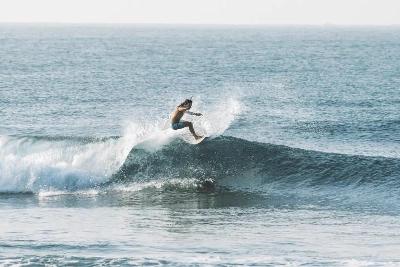 man aan het surfen op een surfkamp groepreis Sri Lanka