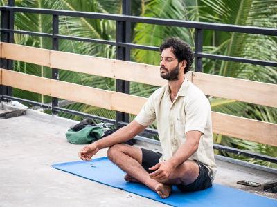 man doet yoga tijdens een surfkamp groepreis Sri Lanka