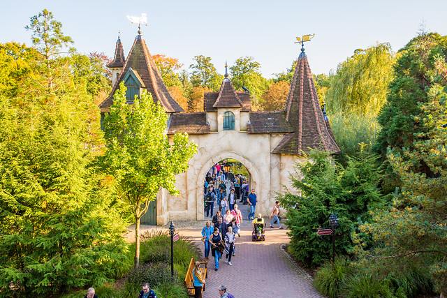 Luchtfoto van de ingang van de Efteling. 