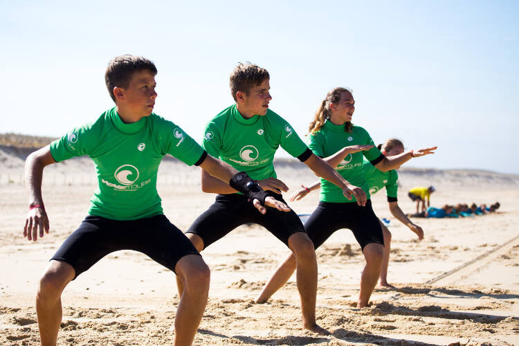 Jongeren leren surfen in Frankrijk