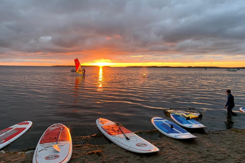Geniet van de zonsondergang tijdens het surfen in Frankrijk