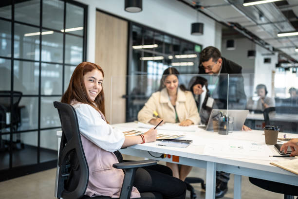 Stagiaire lachend aan bureau