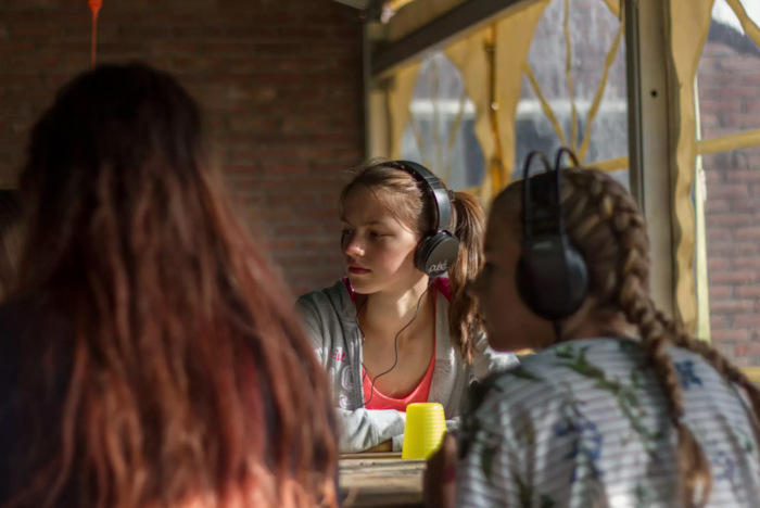 Meiden met koptelefoon op, activiteiten schoolvakanties Vlaanderen