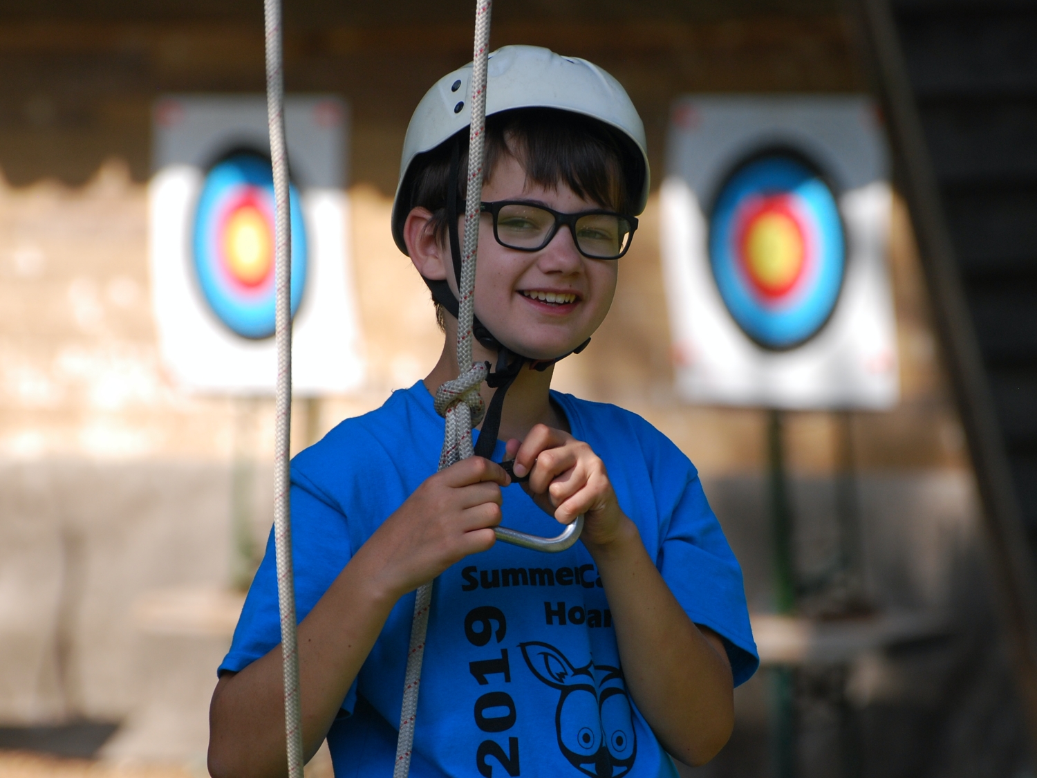 Jongen op survivalkamp tijdens de schoolvakantie.