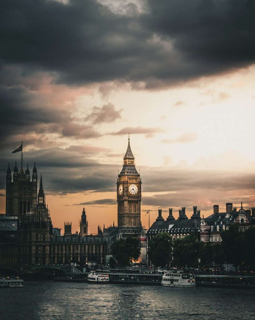 Een spectaclair uitzicht op de Big Ben dat van boven uitsteekt midden in het centrum van het Bruisende Londen - Engelse taalcursus