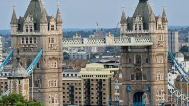 De Tower Bridge in Londen ingezoomd op een foto van het centrum van Londen - Engels leren in regio's in Engeland