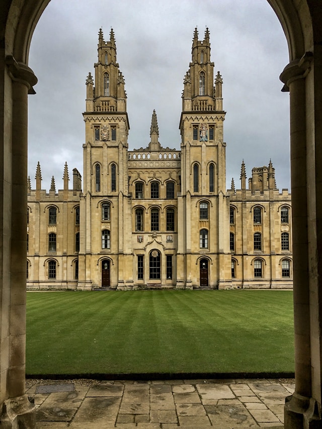 Engels leren in het indrukwekkende universiteitsgebouw van de universiteit van Cambridge