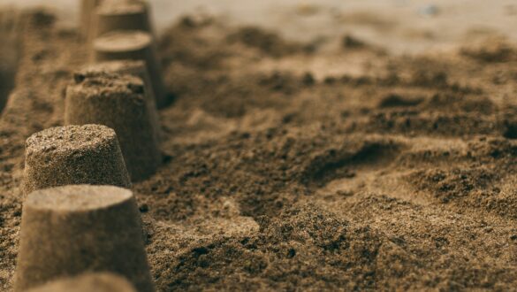 Zandkasteel op het strand tijdens de schoolvakantie in regio Zuid.