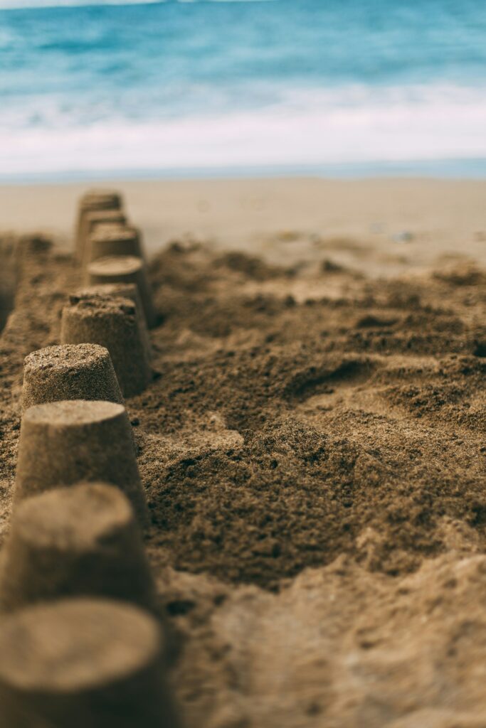 Zandkasteel op het strand tijdens de schoolvakantie in regio Zuid.