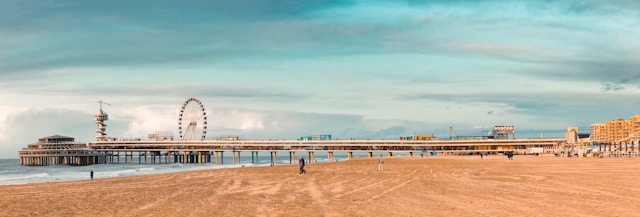 Scheveningen strand tijdens de schoolvakantie in regio Noord.