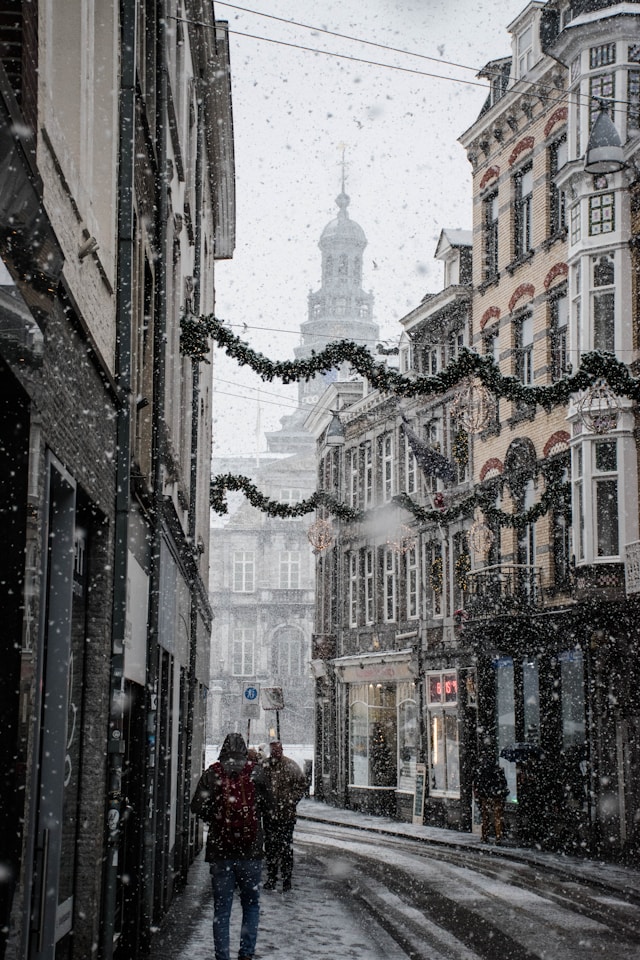 Sneeuw in winkelstraat tijdens kerst, activiteiten schoolvakanties Vlaanderen