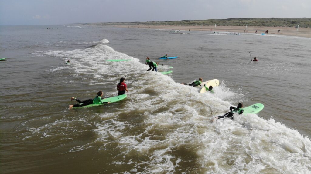 Surfers in water, activiteiten schoolvakanties Vlaanderen