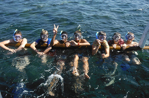 Kinderen in de zee tijdens de schoolvakantie in regio Midden.