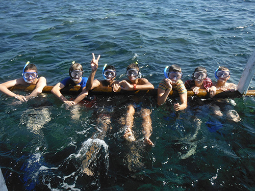 Kinderen in de zee tijdens de schoolvakantie in regio Midden.