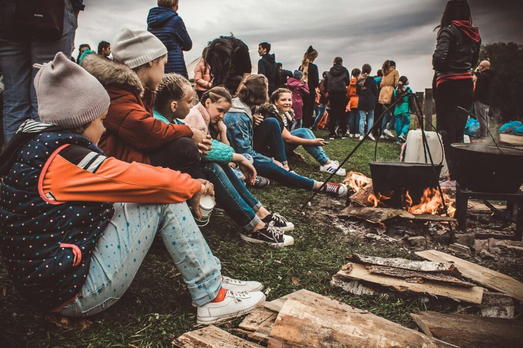 Met nieuwe vrienden bij het vuur zitten - Tips voor samen op kamp