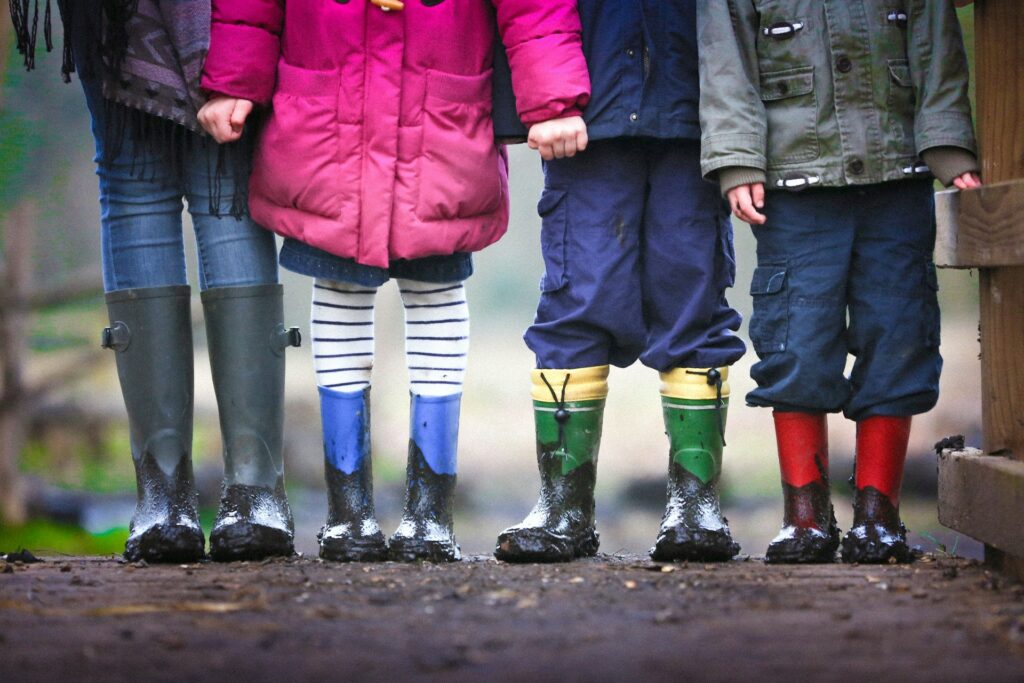 Kinderen staan op een rij voor een activiteit - herfstvakantie in Zuid-Nederland