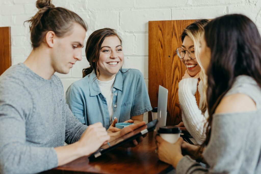 Studenten zitten samen om Nederlands te leren