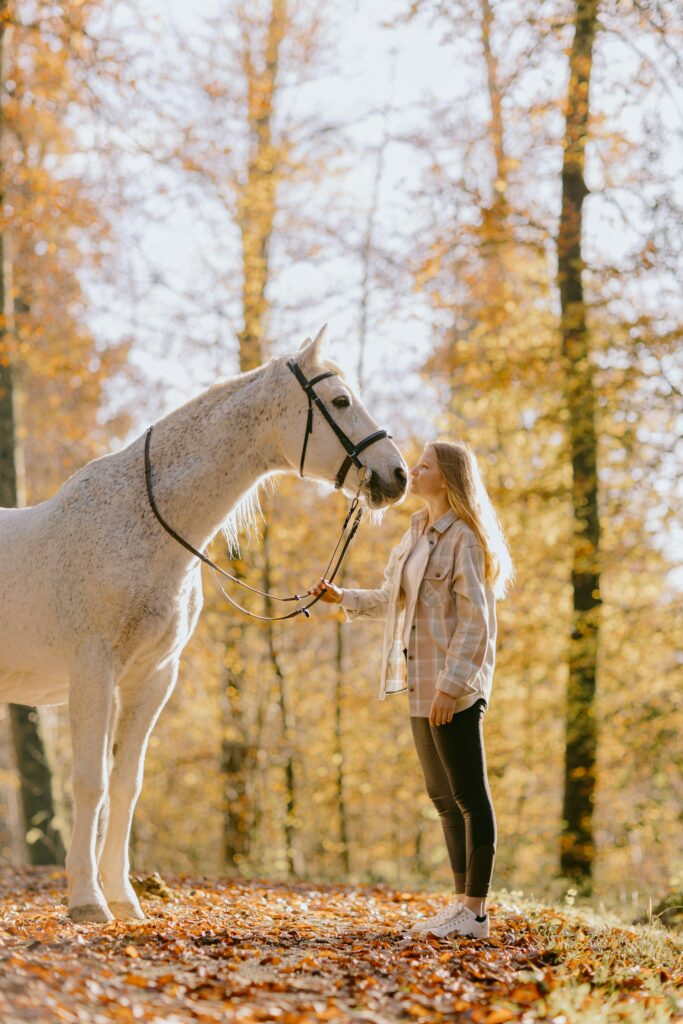 Met je paard het bos in tijdens activiteiten voor kinderen in de herfstvakantie in Noor-Nederland