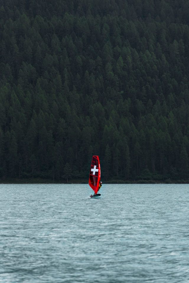 verschillende soorten surfen, een windsurfer in mooie natuur